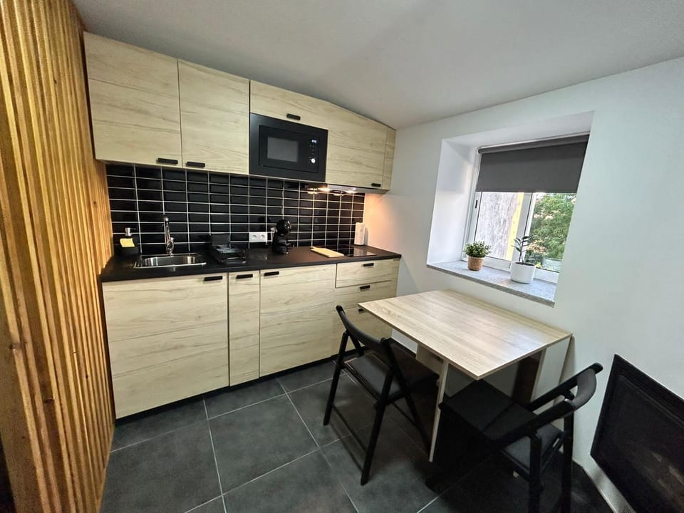 Kitchen or kitchenette, Dining area, minibar, stove