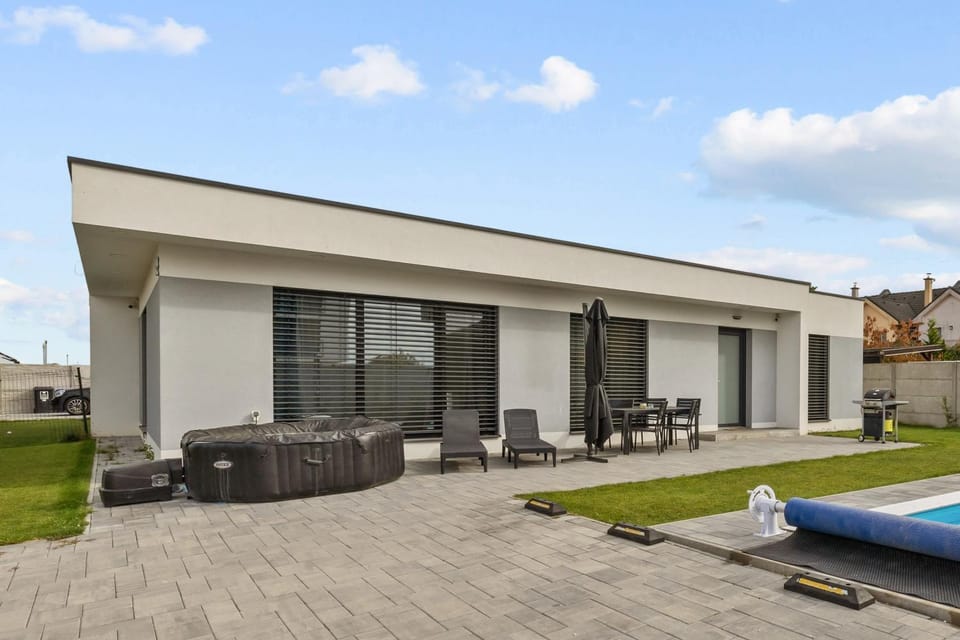 Klimatizovaný Apartmánový dom s vyhrievaným bazénom, 10B House in Bratislava