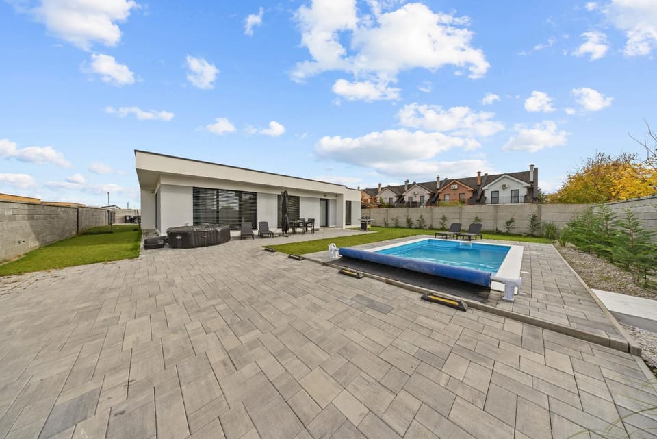 Klimatizovaný Apartmánový dom s vyhrievaným bazénom, 10B House in Bratislava