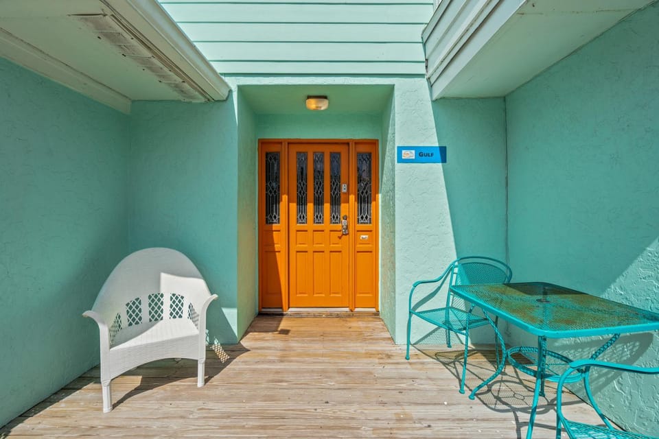 Walk to the beach and village - Gulf Villa Apartment in Siesta Beach