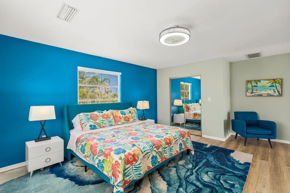 Bed, Seating area, Bedroom