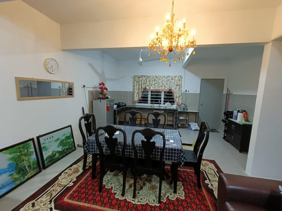 Kitchen or kitchenette, Living room, Seating area, Dining area