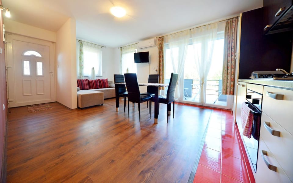TV and multimedia, Living room, Seating area, Dining area