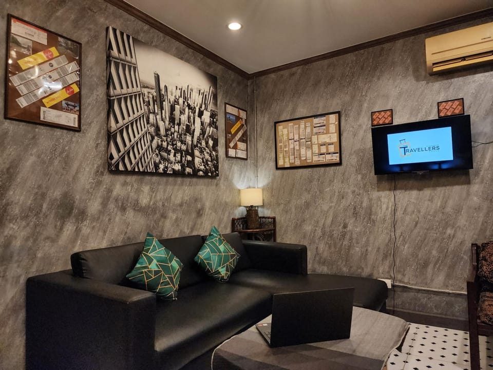 TV and multimedia, Living room, Seating area, Evening entertainment