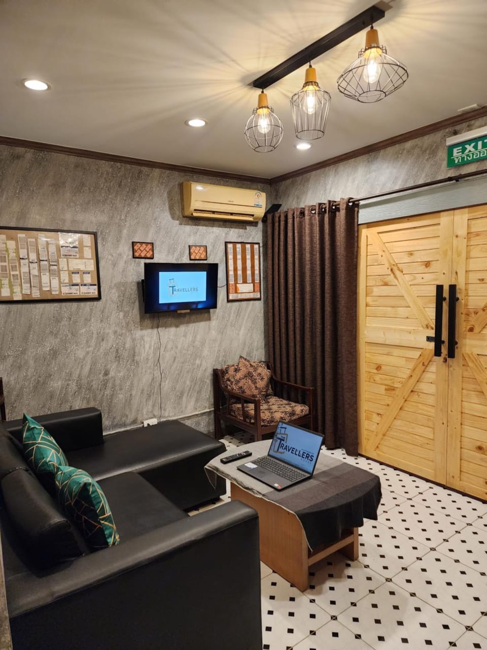 Communal lounge/ TV room, TV and multimedia, Living room, Seating area