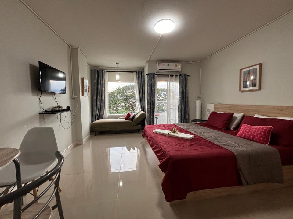 Communal lounge/ TV room, Bed, TV and multimedia, Living room, Seating area, Bedroom