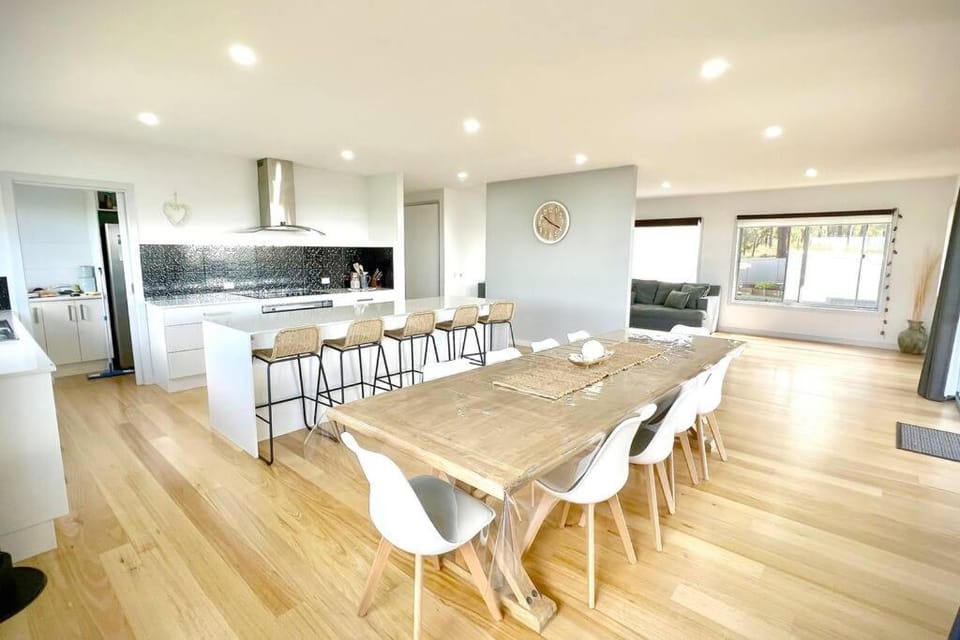 Kitchen or kitchenette, Living room, Seating area, Dining area, minibar, pet friendly, stove