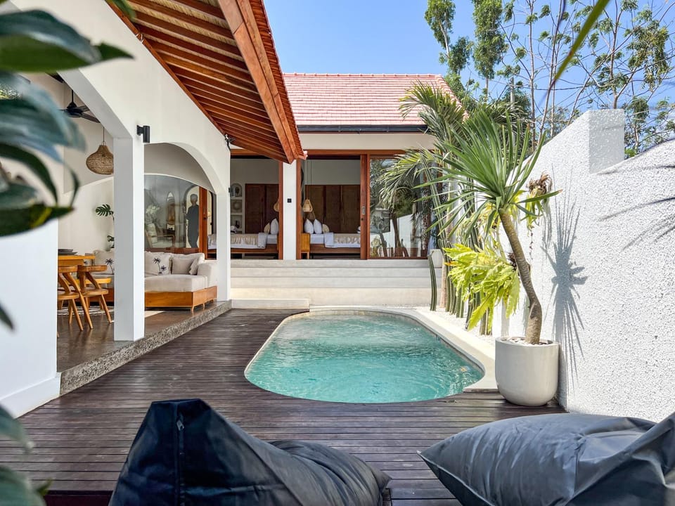 Property building, Natural landscape, Seating area, Swimming pool, Swimming pool, sunbed