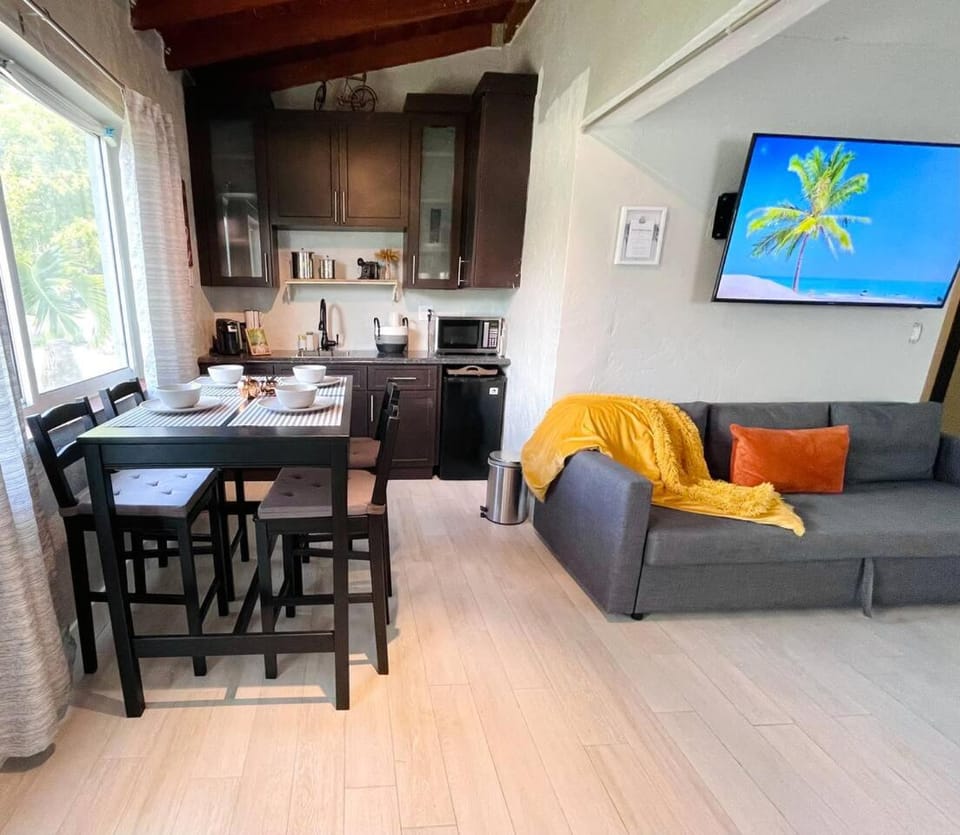 Kitchen or kitchenette, Seating area
