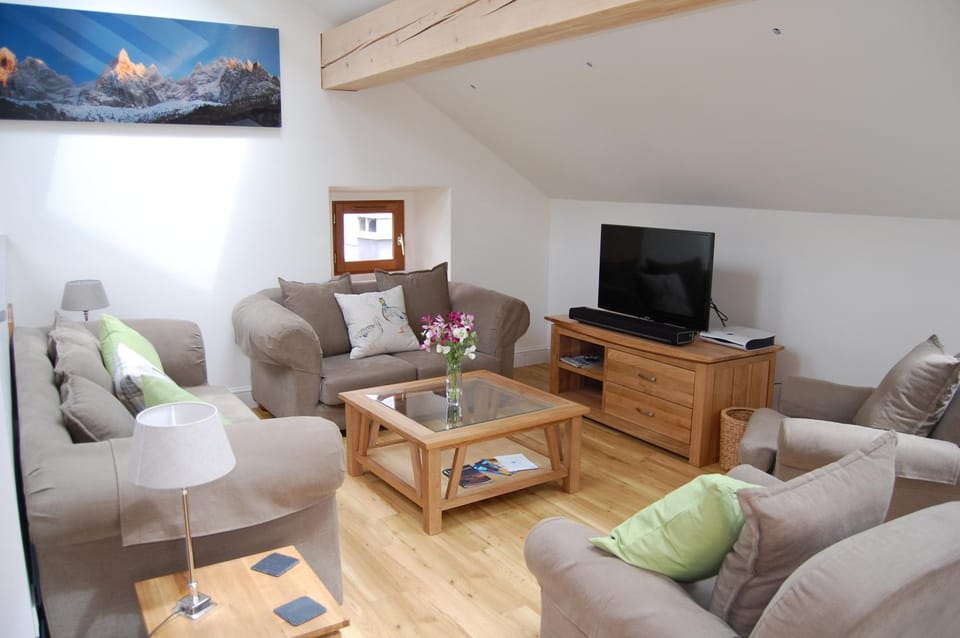 TV and multimedia, Living room, Seating area, Evening entertainment