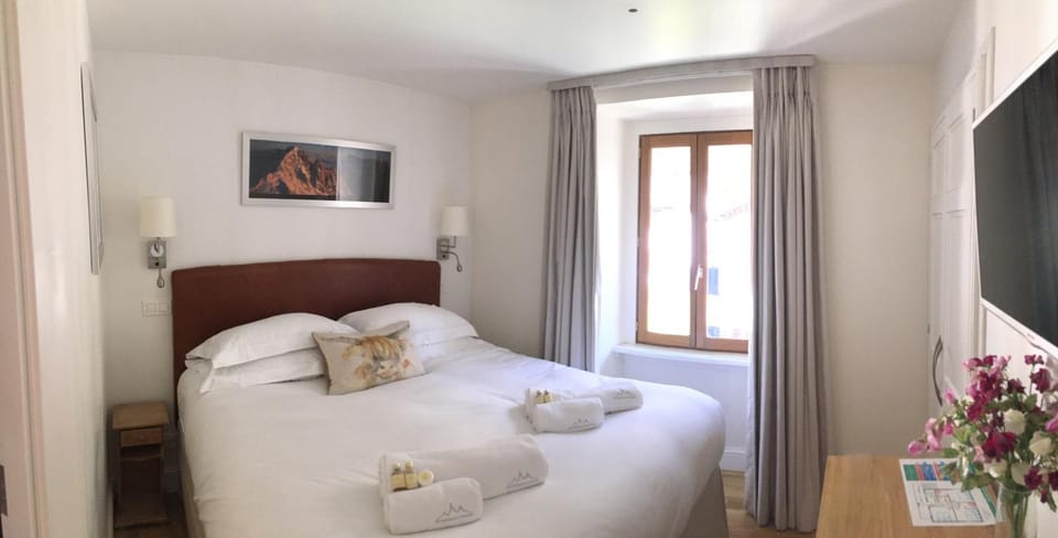 Bed, TV and multimedia, Photo of the whole room, Bedroom, towels