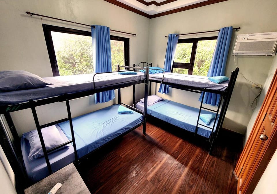 Bedroom, bunk bed, internet, air conditioner