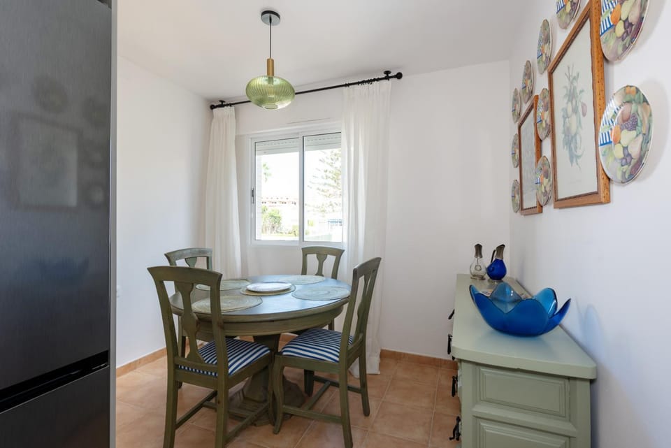 Seating area, Dining area