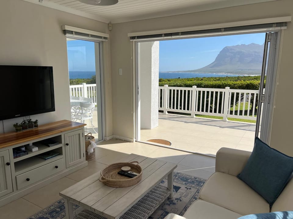 TV and multimedia, Lounge or bar, Mountain view, Sea view