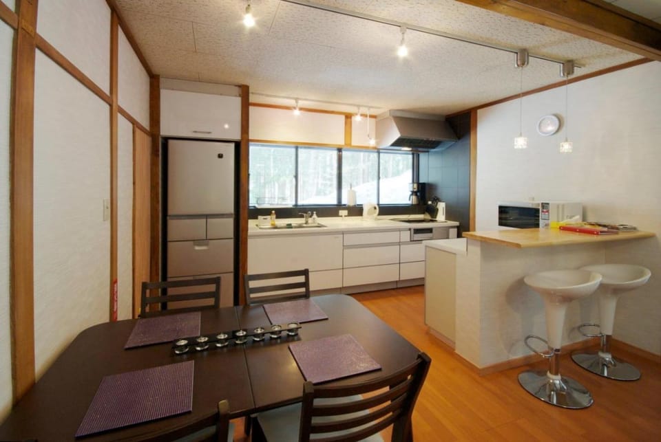 Kitchen or kitchenette, Dining area, minibar