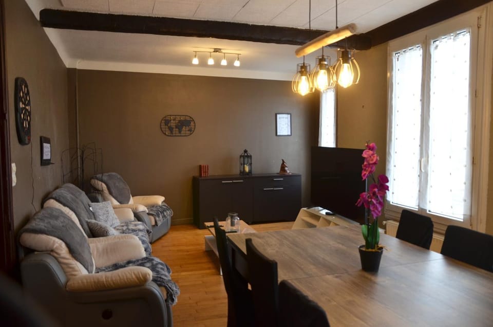 Spacieux - LITERIE HAUT DE GAMME - Billard - Fléchette -TV 65" - Netflix - Amazon Prime- LIT KING SIZE - 4 chambres - Jeux enfants - Terrasse - Barbecue - Géré par Presta-Zen'Services- Chez Aline Apartment in Verdun