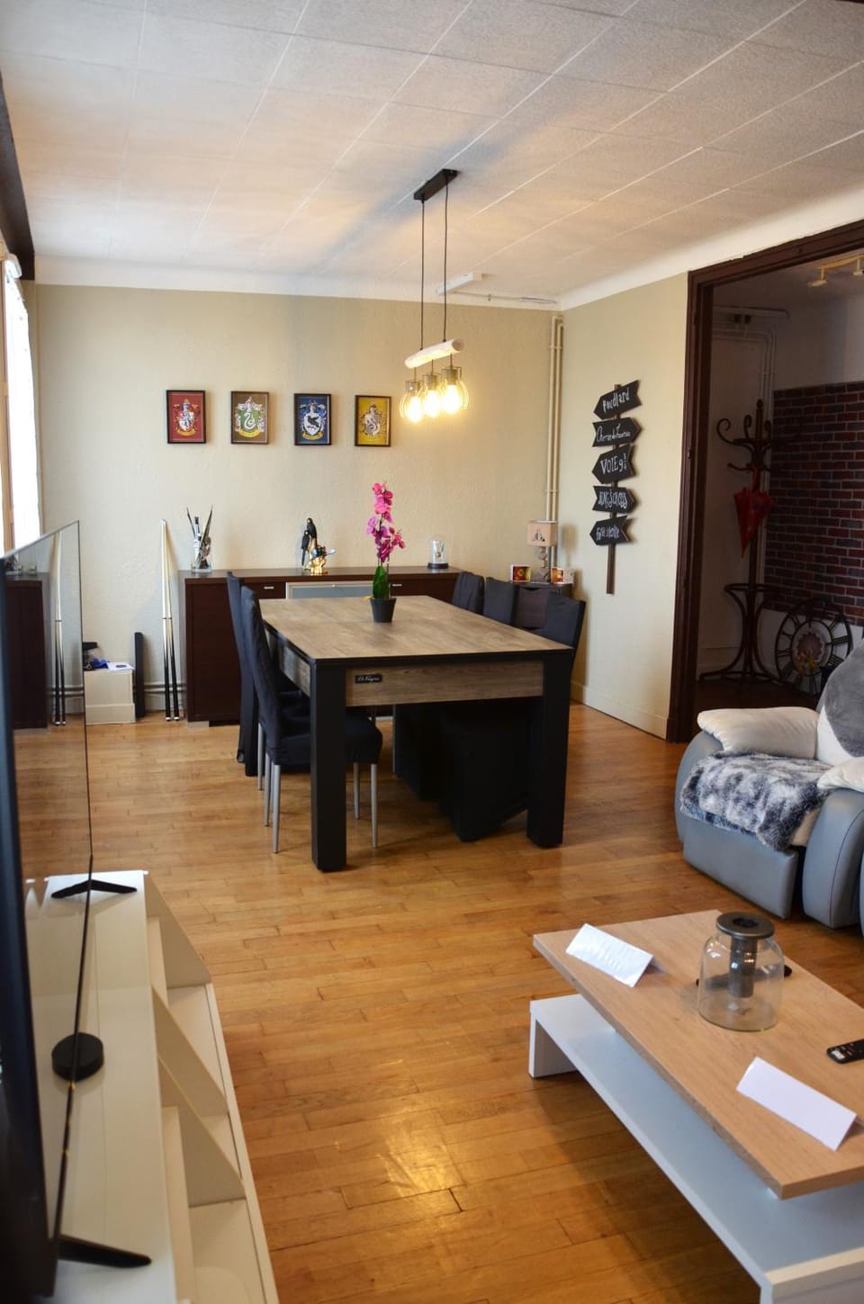 Spacieux - LITERIE HAUT DE GAMME - Billard - Fléchette -TV 65" - Netflix - Amazon Prime- LIT KING SIZE - 4 chambres - Jeux enfants - Terrasse - Barbecue - Géré par Presta-Zen'Services- Chez Aline Apartment in Verdun