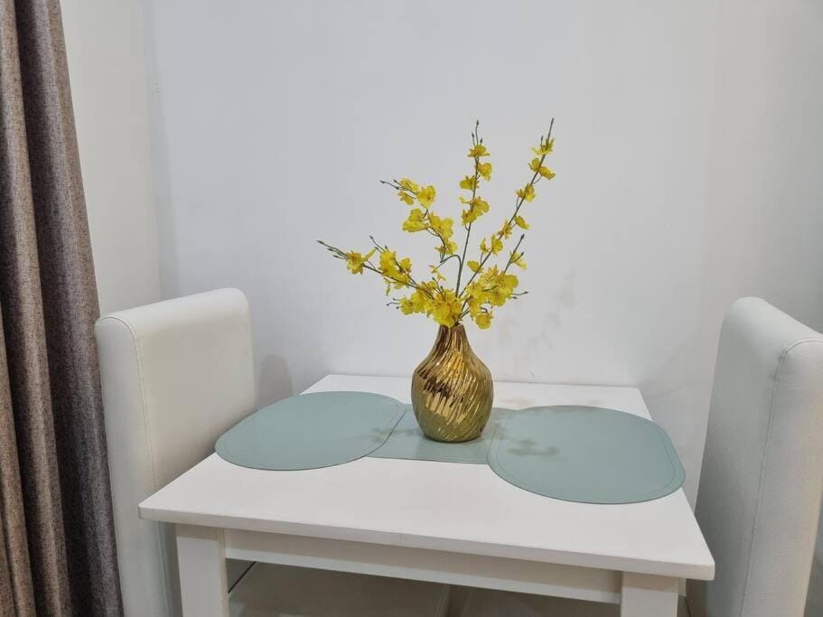 Chic Studio 5 min walk to Cebu Business Park/Ayala Apartment in Lapu-Lapu City