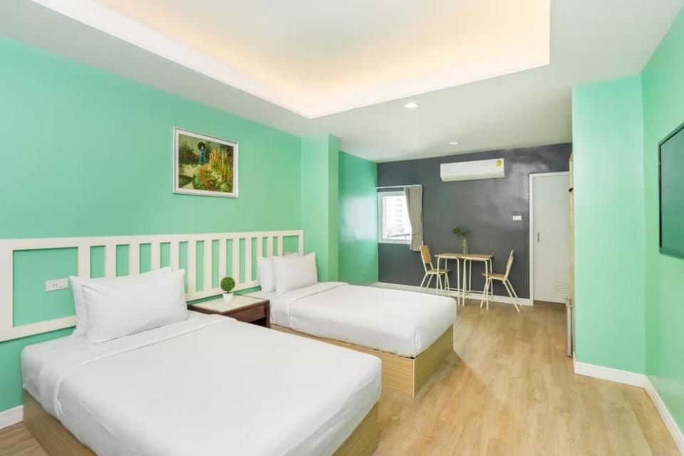 Bed, TV and multimedia, Photo of the whole room, Bedroom