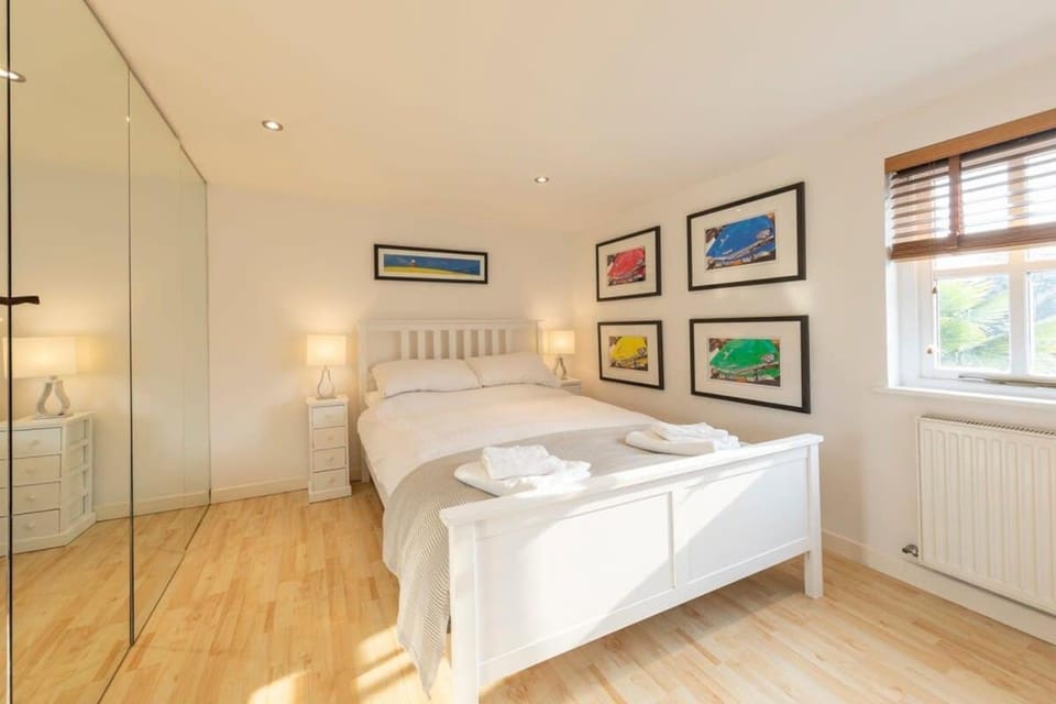 Stylist Split Level 2 Bed with Parking House in Chichester District