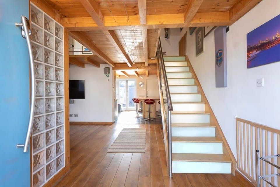 Stylist Split Level 2 Bed with Parking House in Chichester District