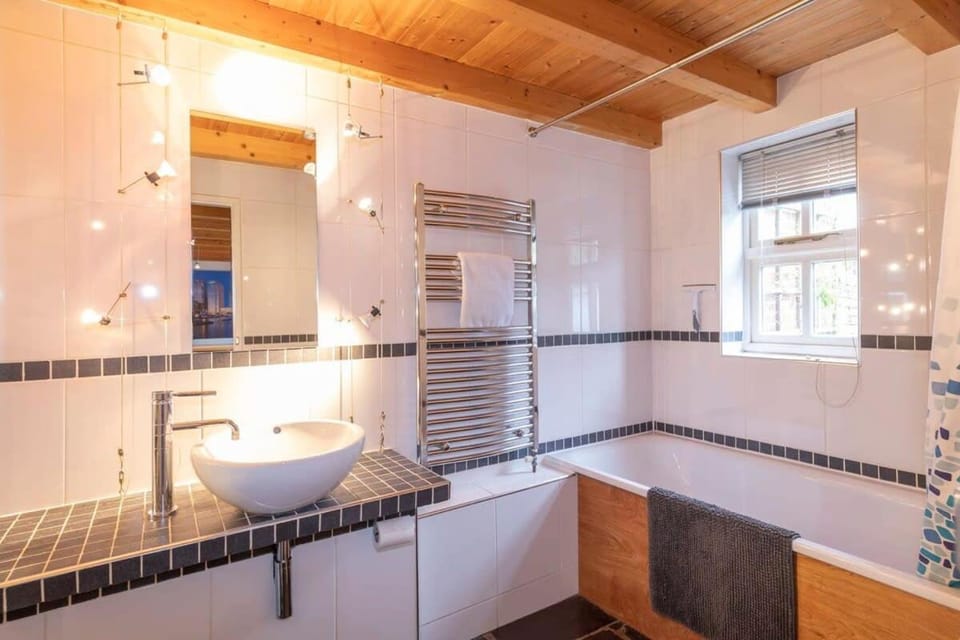 Stylist Split Level 2 Bed with Parking House in Chichester District