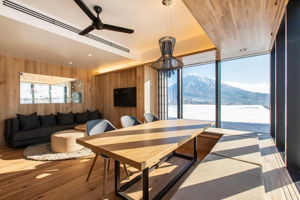 Communal lounge/ TV room, Natural landscape, TV and multimedia, Living room, Dining area, Evening entertainment, Mountain view, fireplace
