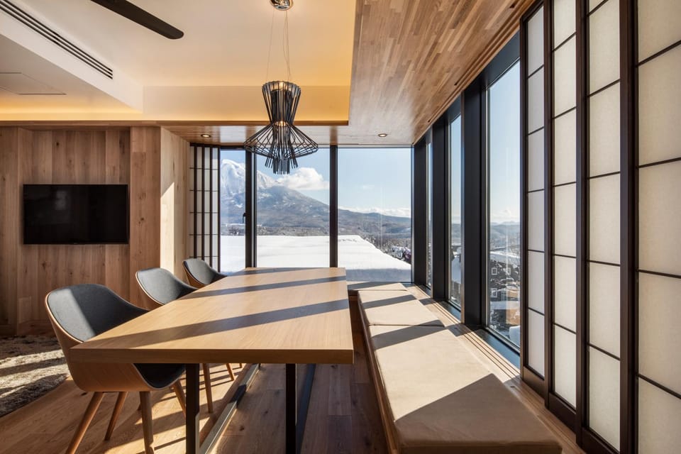 Natural landscape, TV and multimedia, Balcony/Terrace, Living room, Seating area, Dining area, Mountain view