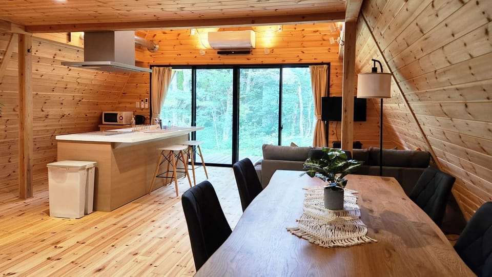 Kitchen or kitchenette, Living room, Seating area, Dining area, minibar, air conditioner