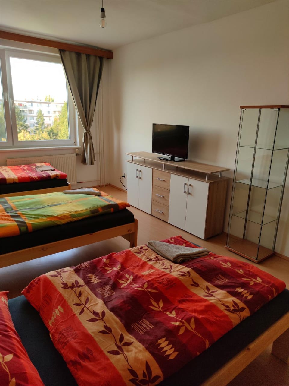 Bed, TV and multimedia, Photo of the whole room, Bedroom