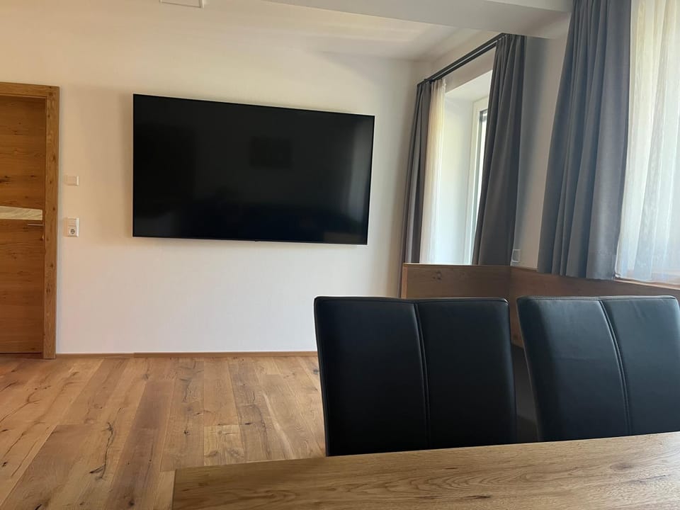 Communal lounge/ TV room, Living room, Seating area