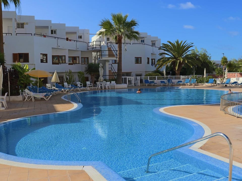 Property building, Swimming pool, sunbed