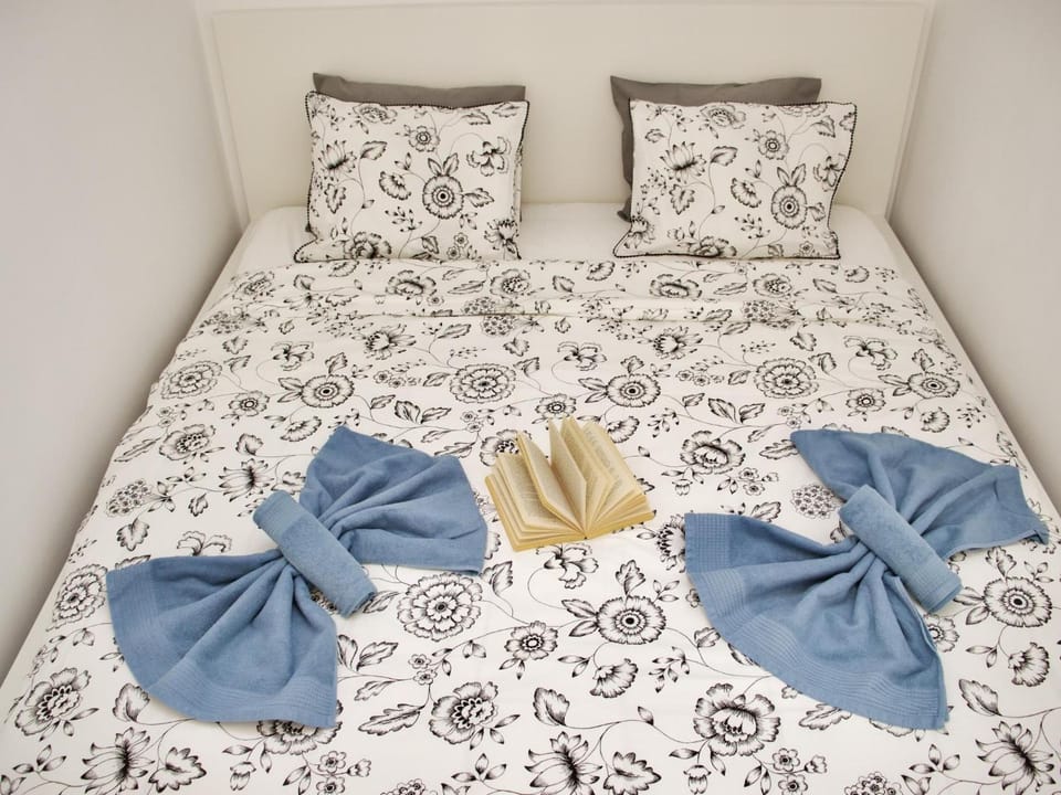 Bed, Bedroom, towels