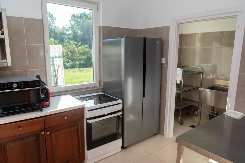 Kitchen or kitchenette, oven