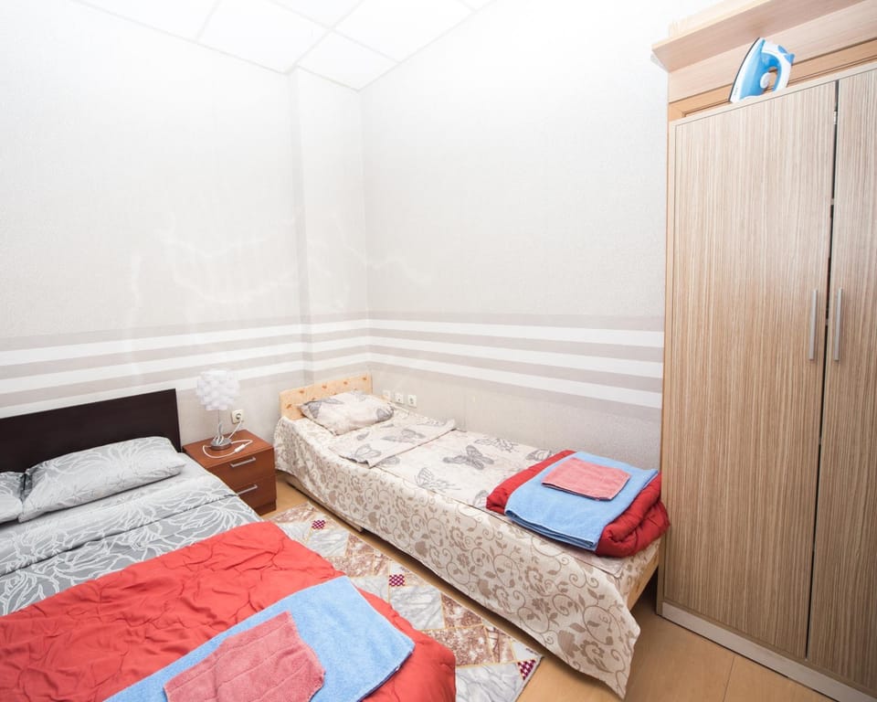Photo of the whole room, Bedroom, towels, wardrobe