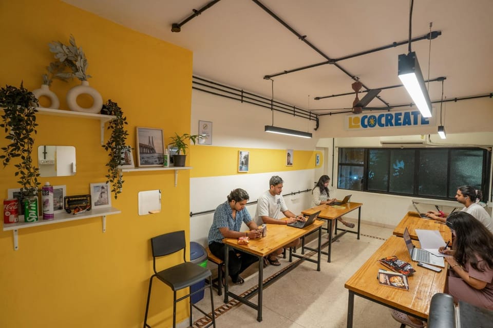 Restaurant/places to eat, Food and drinks, group of guests