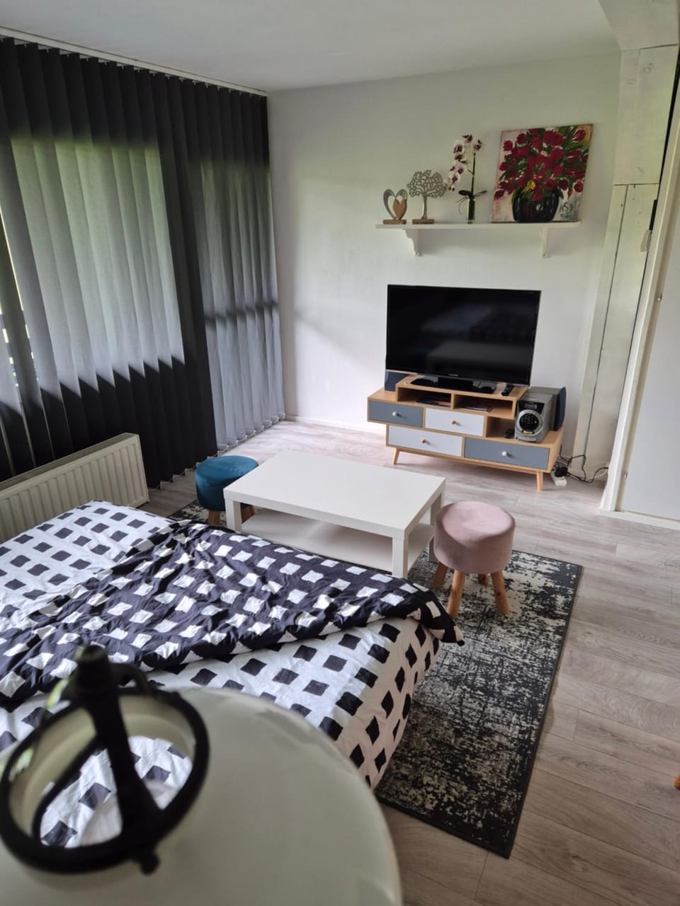 TV and multimedia, Living room, Seating area, Evening entertainment