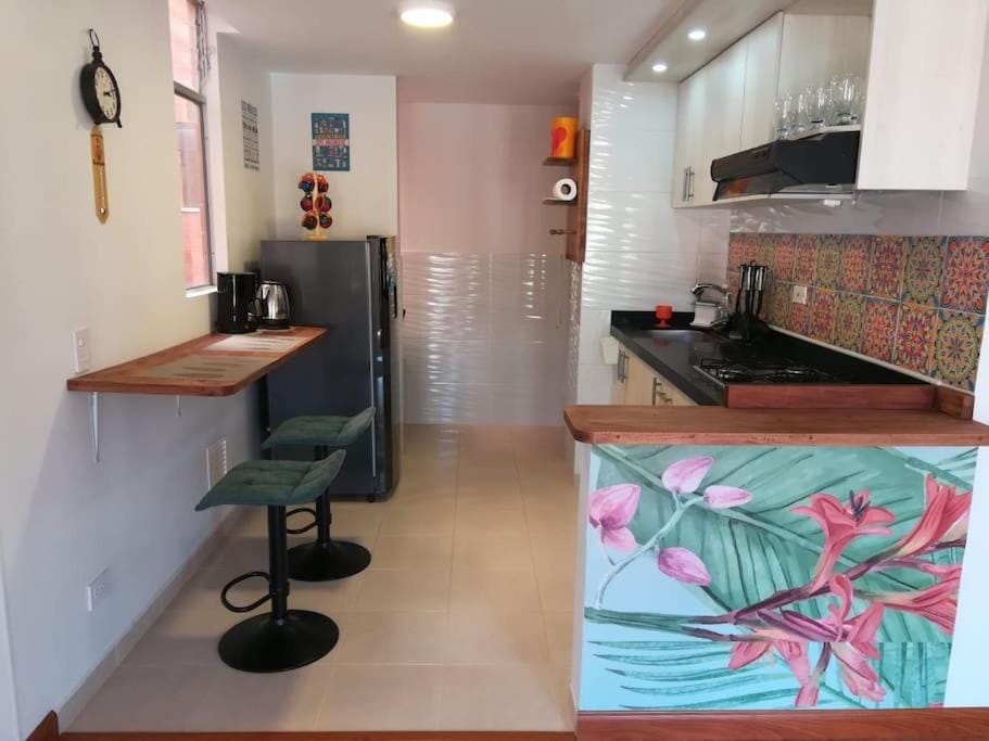 Coffee/tea facilities, Kitchen or kitchenette, stove