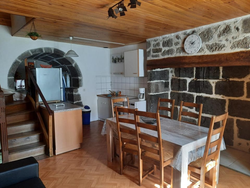 Kitchen or kitchenette, Dining area, Meals, minibar, pet friendly, stove
