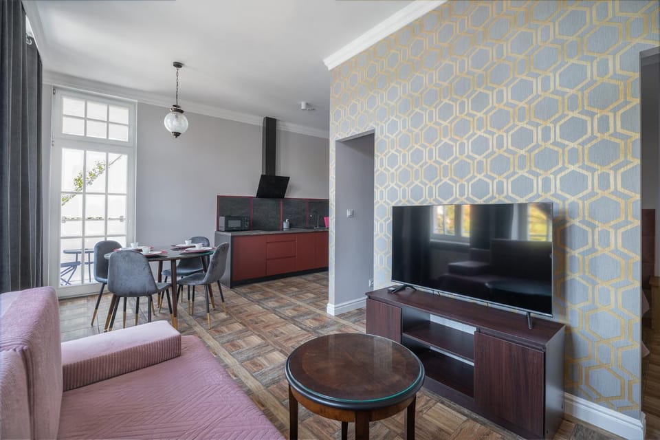 Communal lounge/ TV room, TV and multimedia, Living room, Seating area, Evening entertainment