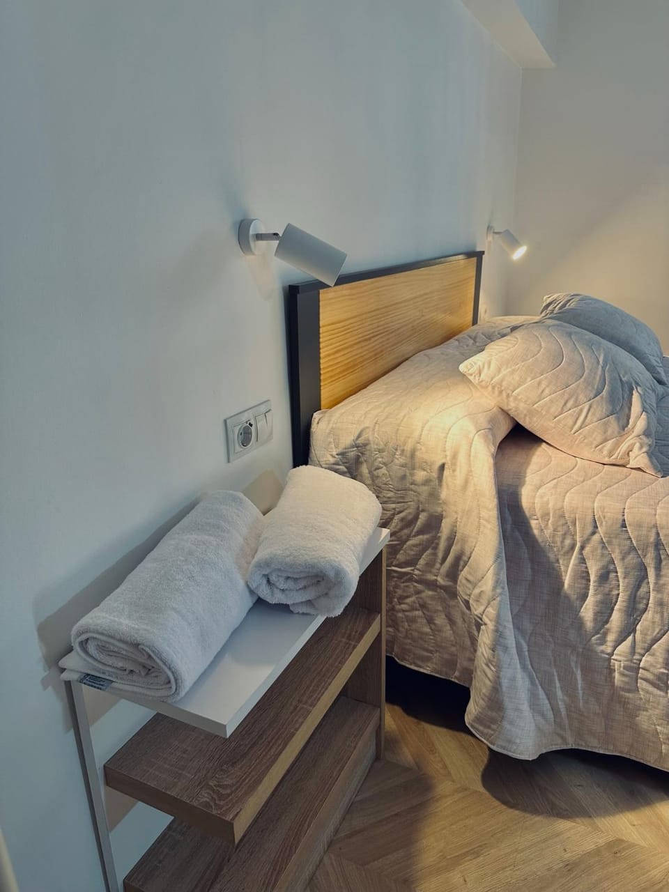 Bed, Bedroom, towels