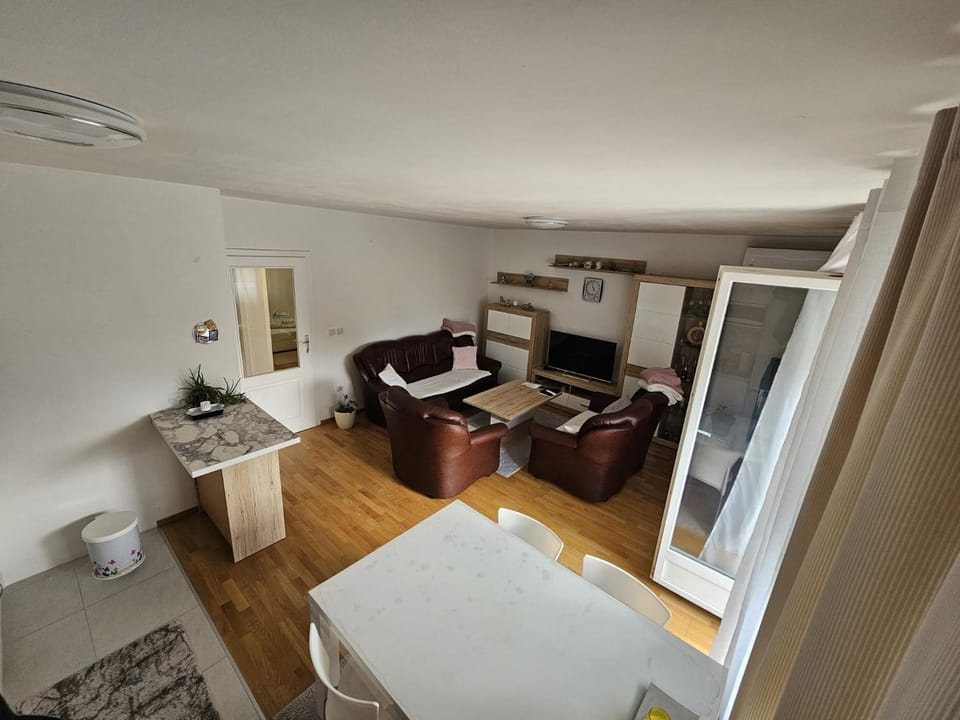 TV and multimedia, Kitchen or kitchenette, Living room, Seating area, Dining area