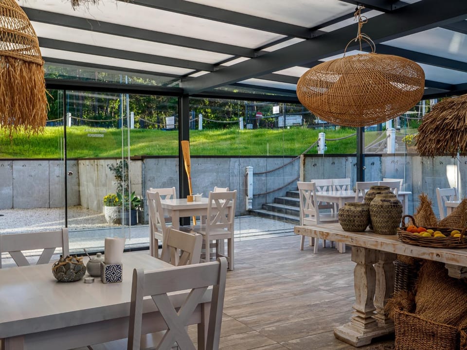 Patio, Restaurant/places to eat, Living room, Food and drinks, Seating area, Dining area, Food