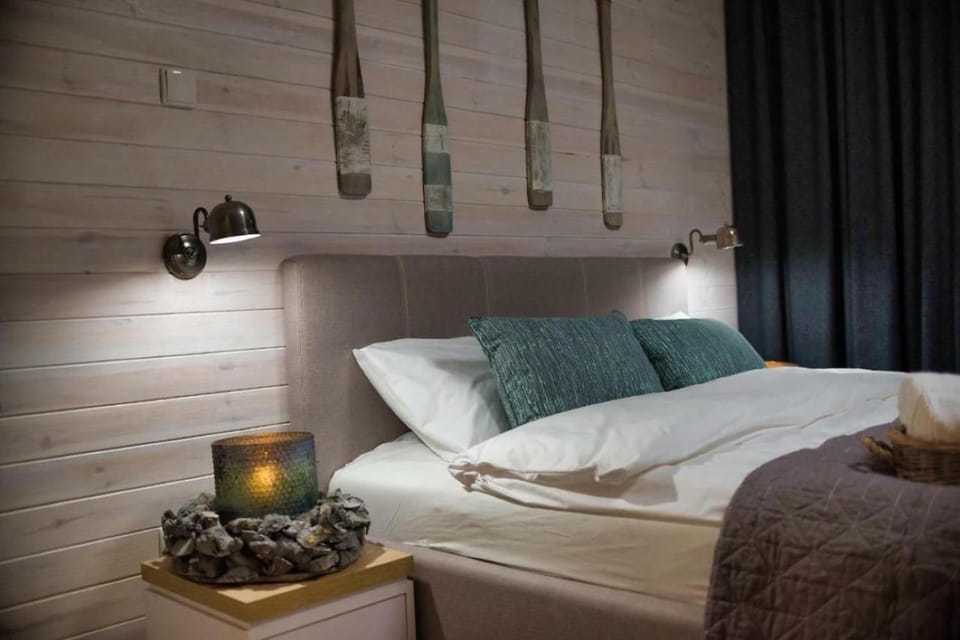 Bed, Photo of the whole room, Decorative detail, Decorative detail, Seating area, Bedroom, towels, towels