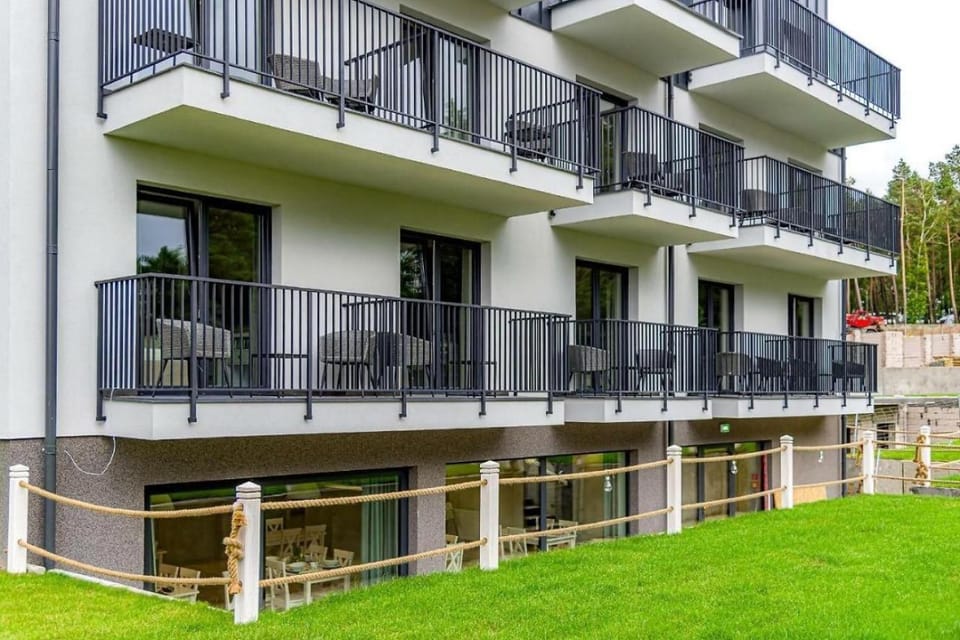 Property building, Patio, Spring, Day, Natural landscape, Garden, View (from property/room), Balcony/Terrace, Garden view, Lunch