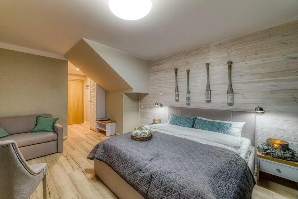 Bed, Living room, Photo of the whole room, Seating area, Bedroom, towels, towels