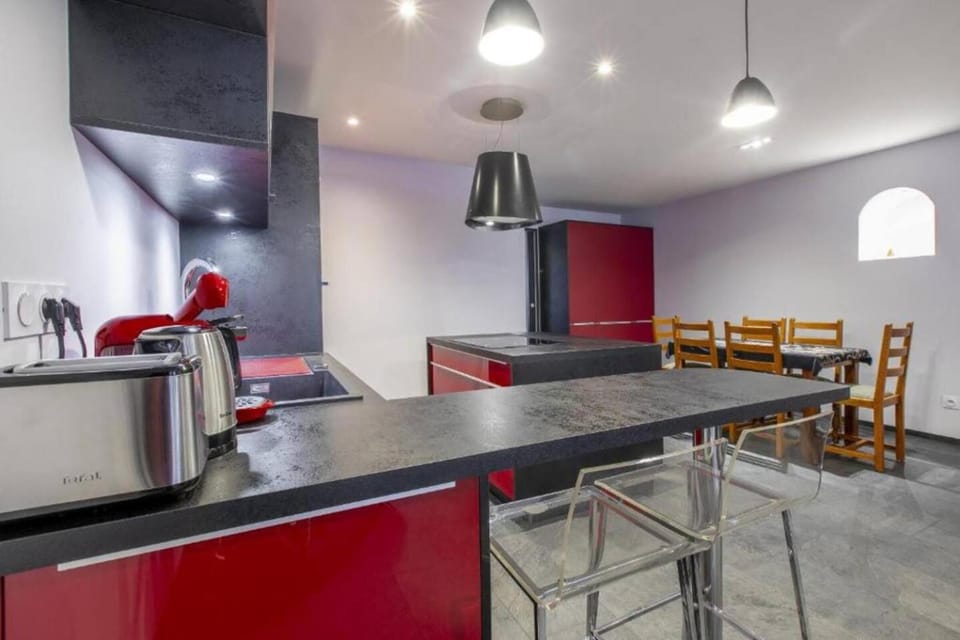 Kitchen or kitchenette, Seating area, Dining area