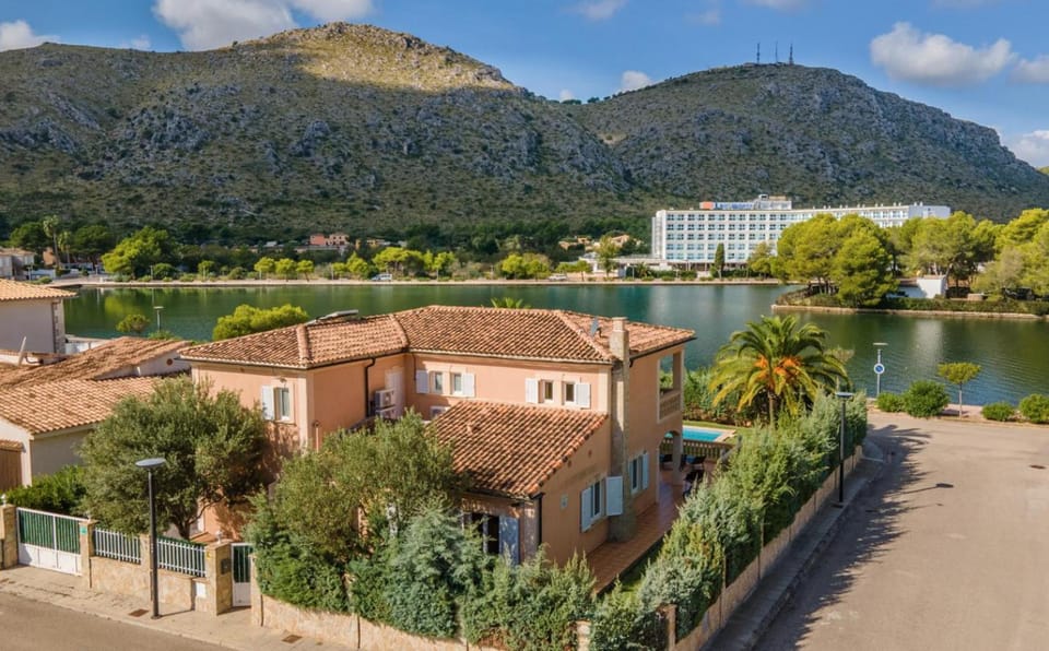 Property building, Nearby landmark, Spring, Day, Neighbourhood, Natural landscape, Bird's eye view, City view, Lake view, Mountain view, River view