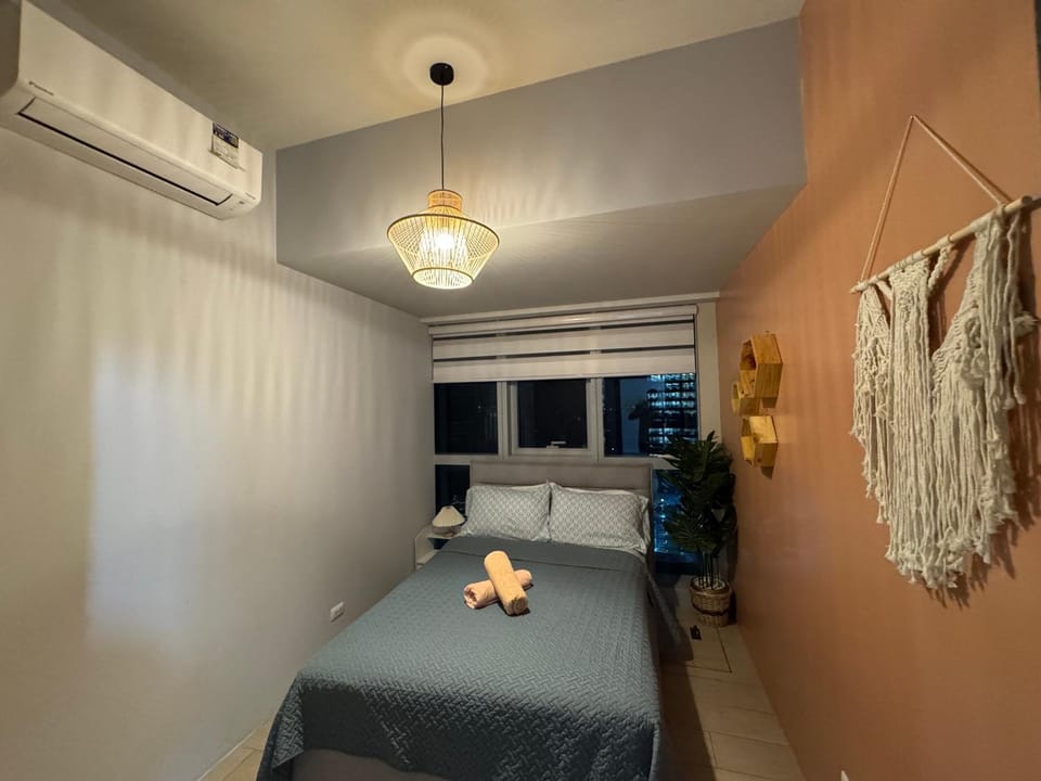 Glamorous 3BR Suite in Uptown BGC w/Bathtub Apartment in Makati