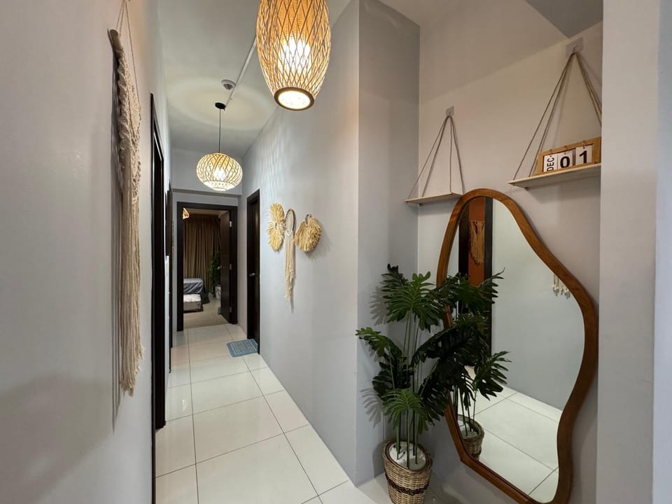 Glamorous 3BR Suite in Uptown BGC w/Bathtub Apartment in Makati